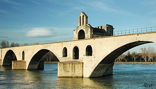 pont saint Bénézet en Avignon place du Palais des papes en Avignon © VF