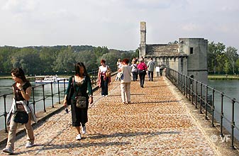 pont saint Bénézet en Avignon place du Palais des papes en Avignon © VF