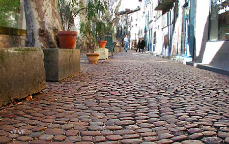 Tour in Avignon in the teinturiers street