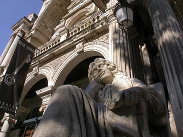 Avignon's city Theater © VF