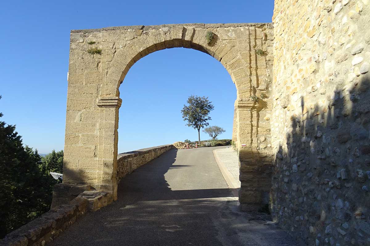 Cairanne, Remparts et Barbacane