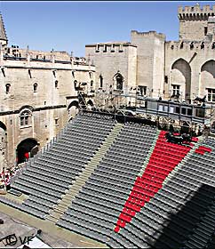 la scène dans la cour d'honneur du Palais des papes pour le Festival - ©VF