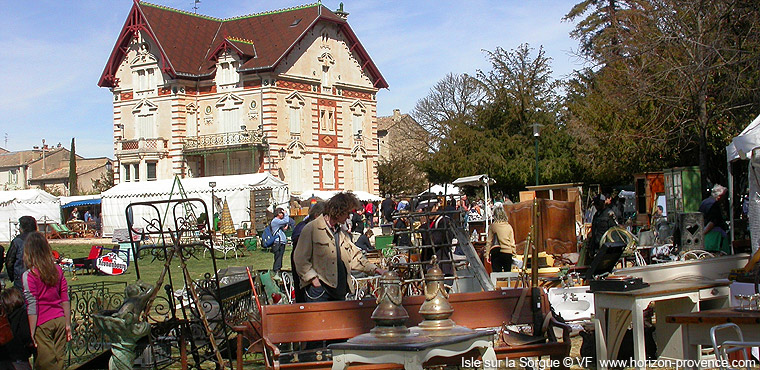 March&eacute; &agrave; la brocante antiquit&eacute;s Isle sur la Sorgue