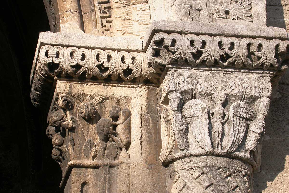 Détails de sculptures de l'Eglise romane Notre-Dame du Lac au Thor