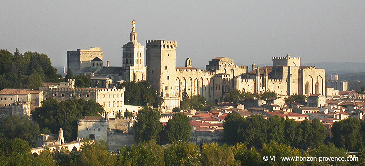 palais-des-papes-pano.jpg