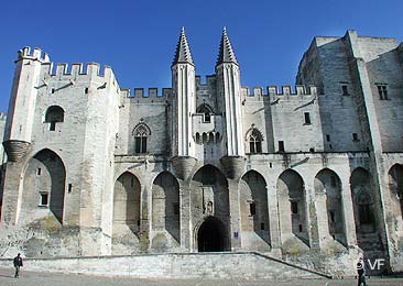 Palais vieux du pape benoit XII en Avignon © VF