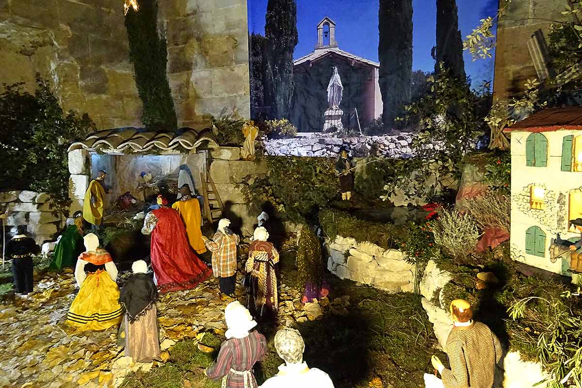 Crèche de Noël à Caromb