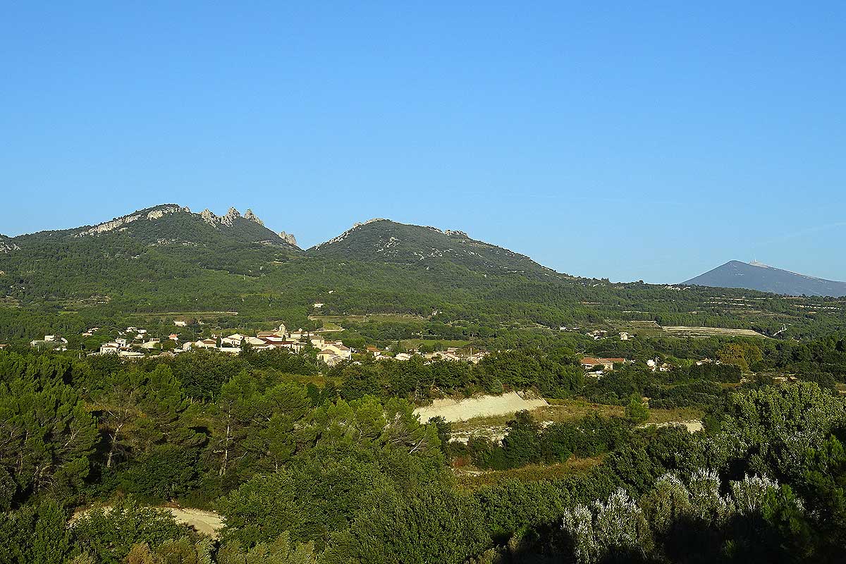 Vacqueyras au pied des Dentelles de Montmirail et le Mont Ventoux © VF