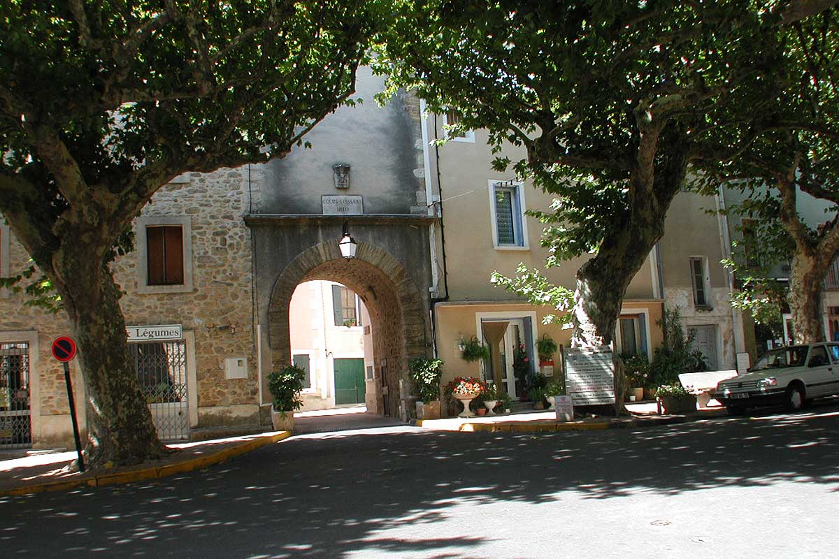 porte médiévale à Vacqueyras, cours Stassart © VF