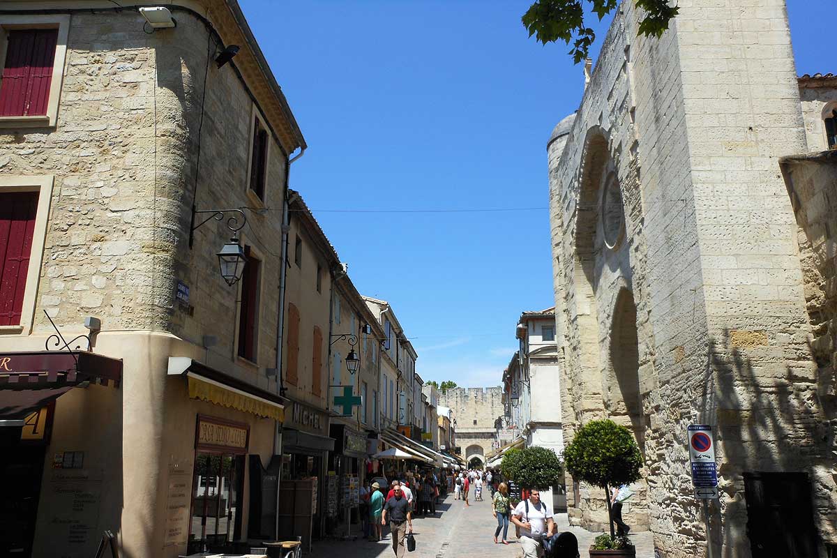 Aigues Mortes place Saint Louis