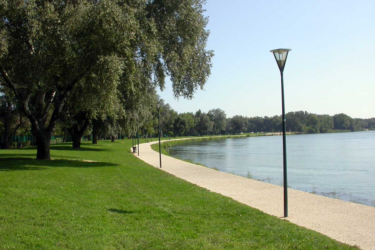 Promenade du chemin de halage de l'île de la Barthelasse à Avignon