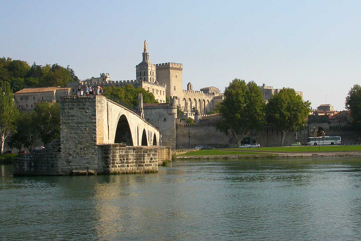 vue du Pont Saint-Bénézet depuis l'île de la Barthelasse