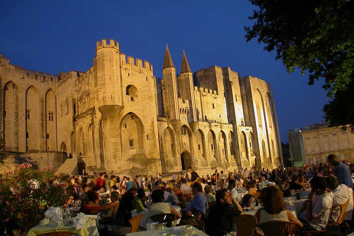 place du Palais des papes en Avignon  © VF