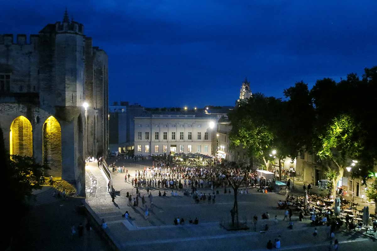 place du Palais des papes en Avignon  © VF