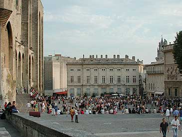 place du Palais des papes en Avignon  © VF