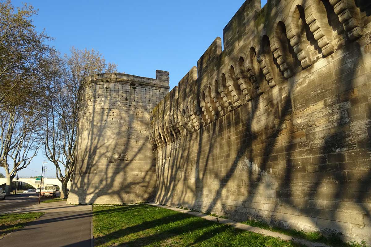 Remparts d'Avignon boulevard du Rhône © VF