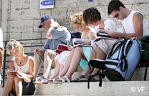 Lecture assidue du programme du Off - Avignon © VF