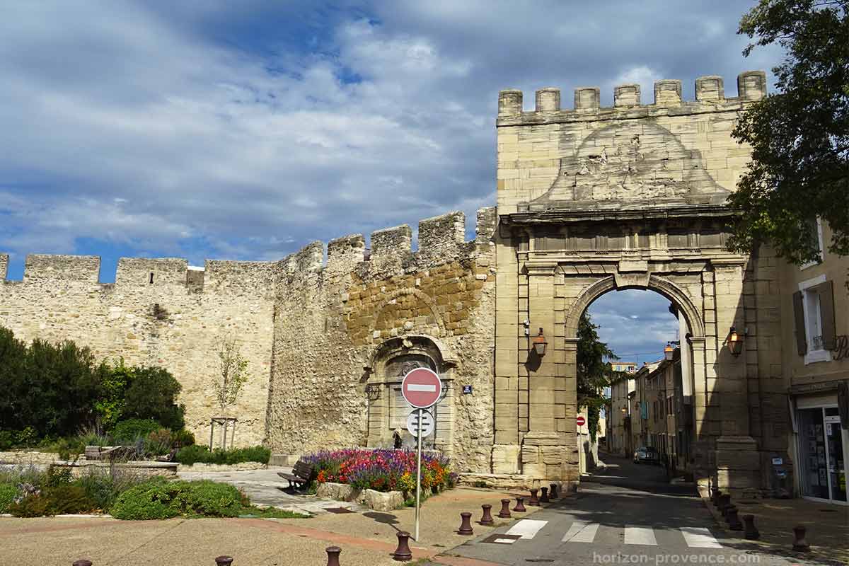 Monteux, la Porte d'Avignon © VF