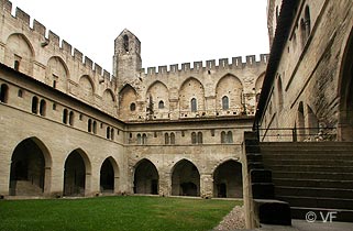 Palais vieux Palais des Papes Avignon © VF