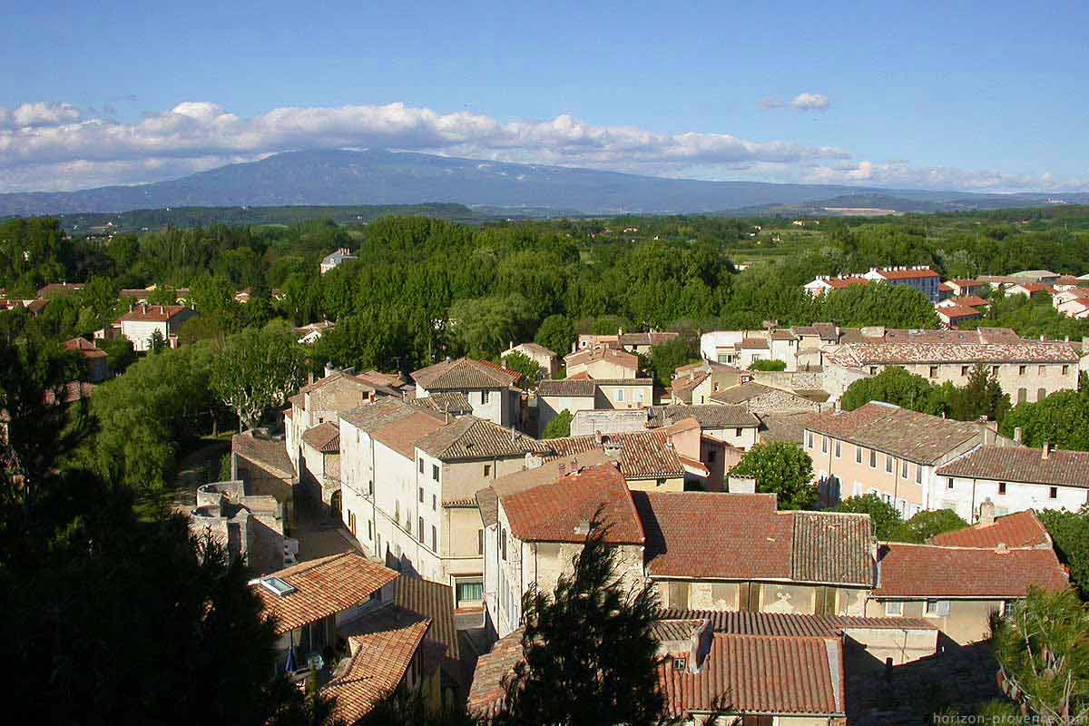 Vue de Pernes-les-Fontaines et le Mont Ventoux