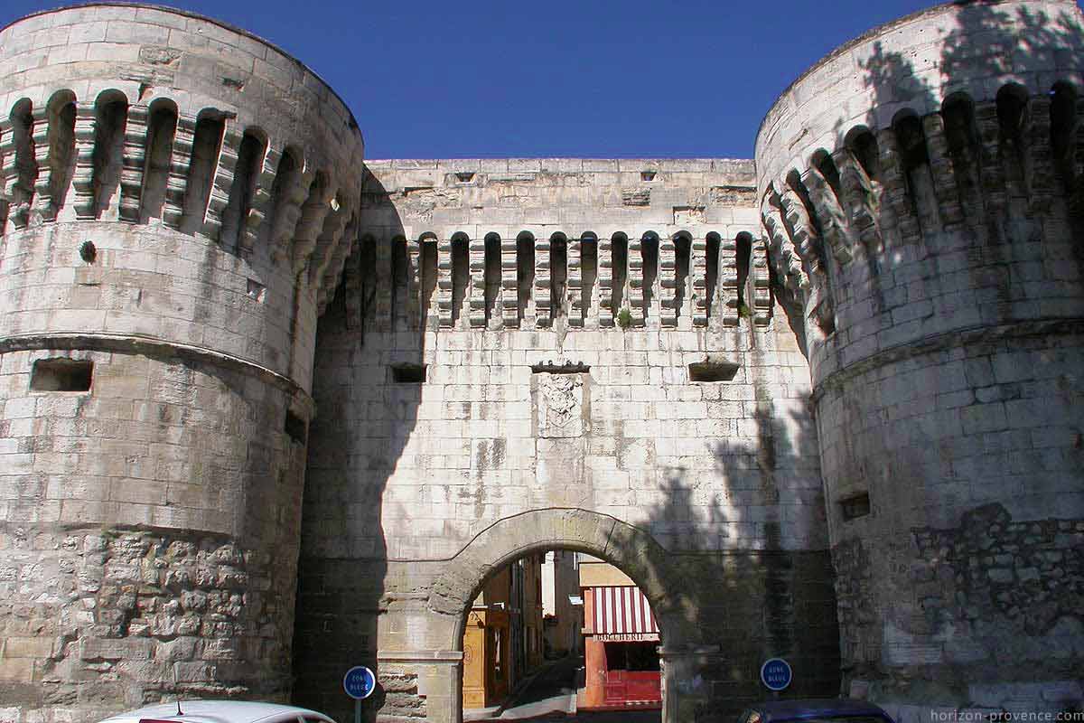 Porte Villeneuve à Pernes-les-Fontaines © VF