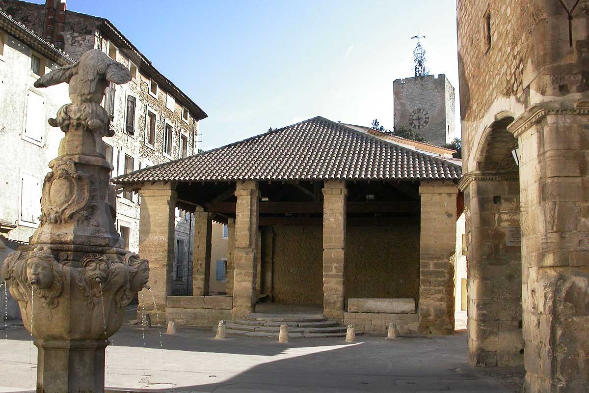 Halles couvertes à Pernes-les-Fontaines © VF