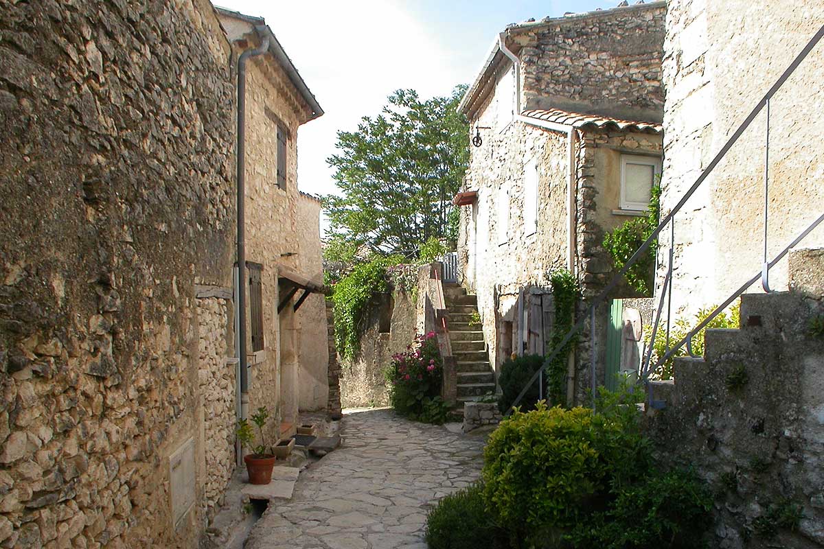 Rue du village à Simiane-la-Rotonde © VF