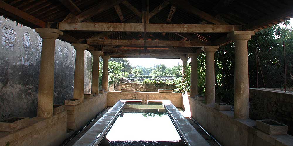 Tavel lavoir village