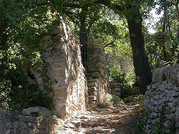 Vers-Pont-du-Gard cathedrale