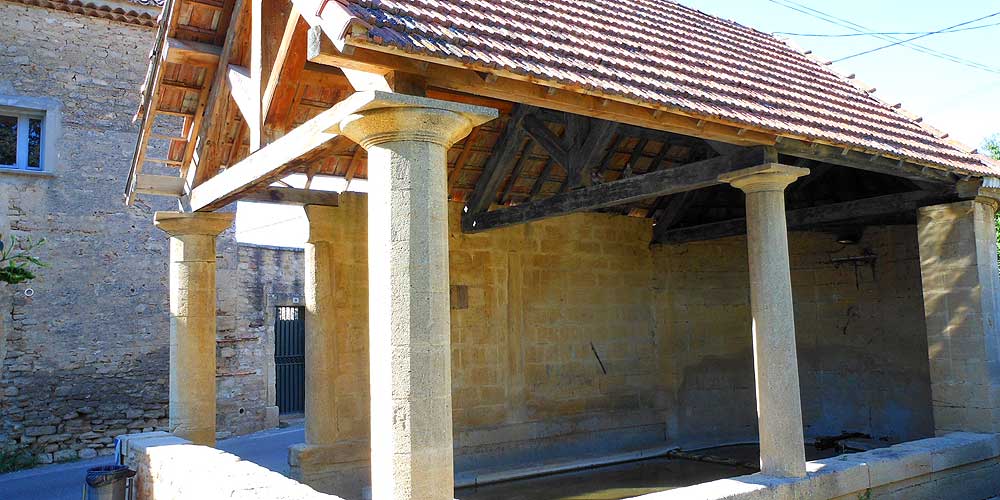 Vers-Pont-du-Gard Lavoir