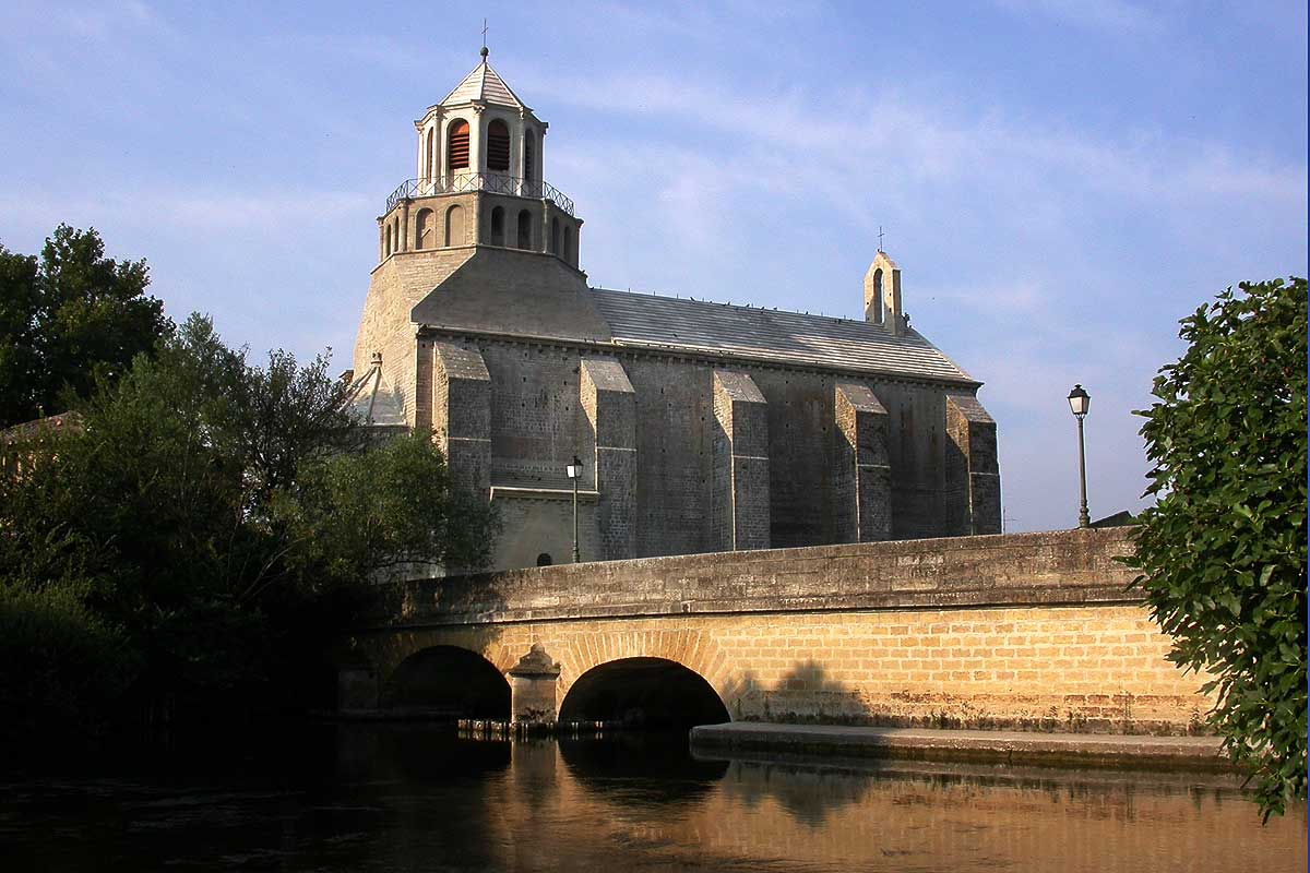 Le Thor et l'Eglise Notre-Dame du Lac dans le Pays des Sorgues