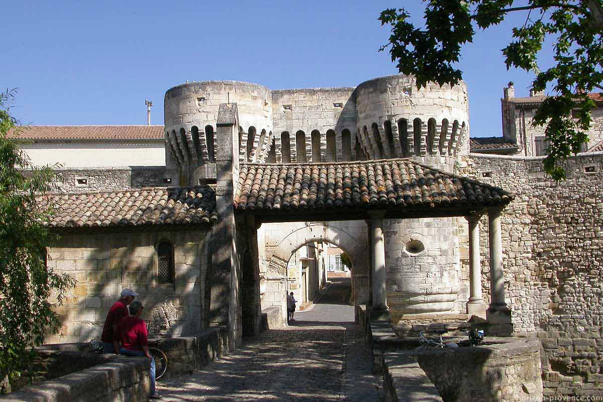 Porte médiévale Notre-Dame  à Pernes les Fontaines
