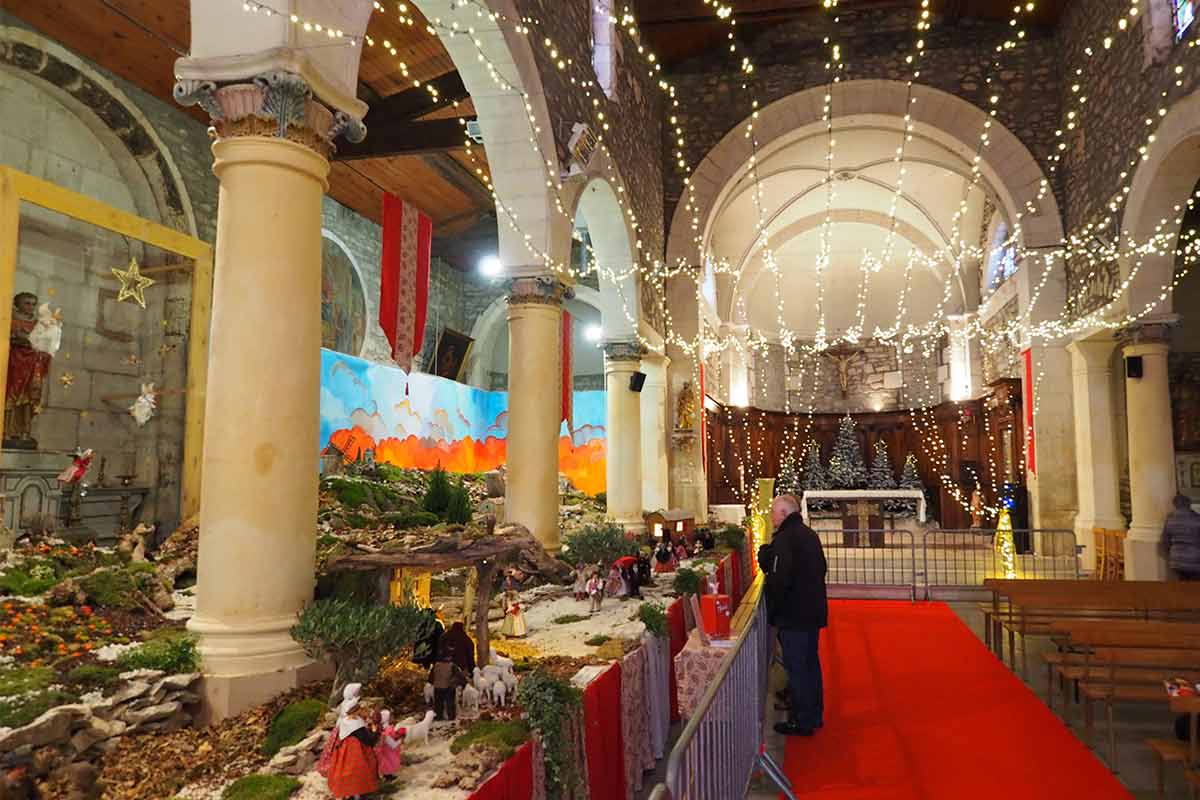 crèche provençale de Noël dans l'église de Comps (Gard) crèche Comps © VF